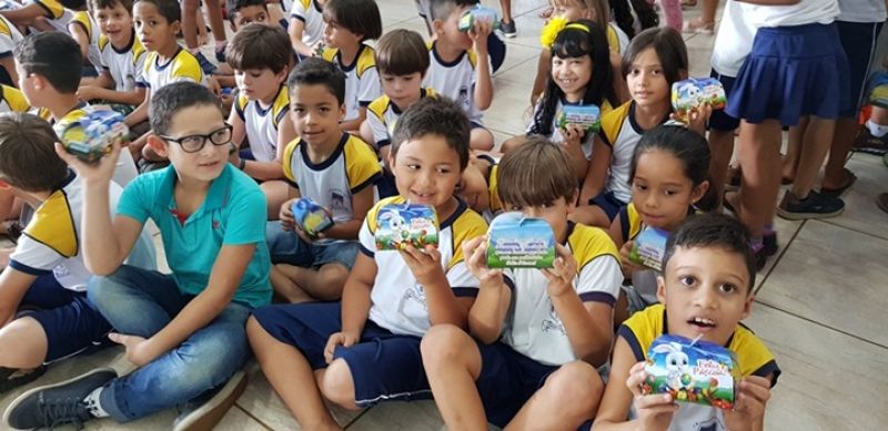 Festa e alegria na entrega de ovos de páscoa nas escolas municipais 